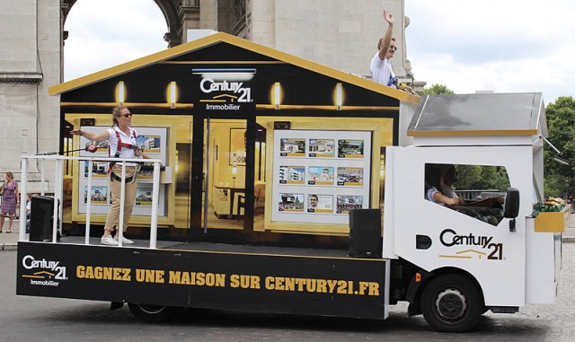 800px-Caravane_du_Tour_de_France_2017_29_-_Century_21